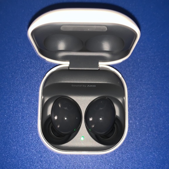 Samsung AKG ear pods/ black with charging cable/ never been used - Picture 2 of 5